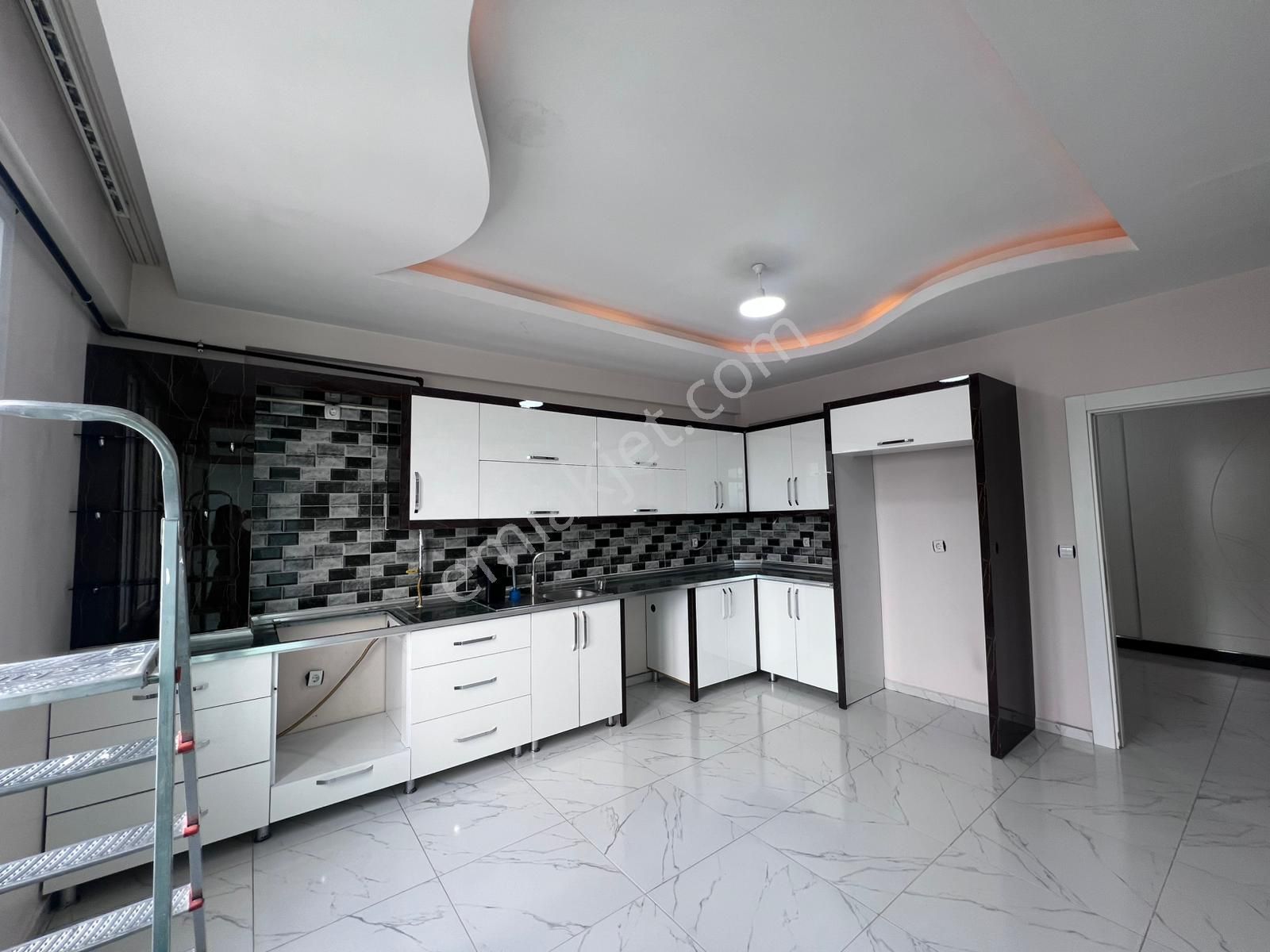 Makro Life Gayrimenkul'den Fabrika Mahallesi Amerikan Koleji Yanında Acil Kiralık 3+1 Daire