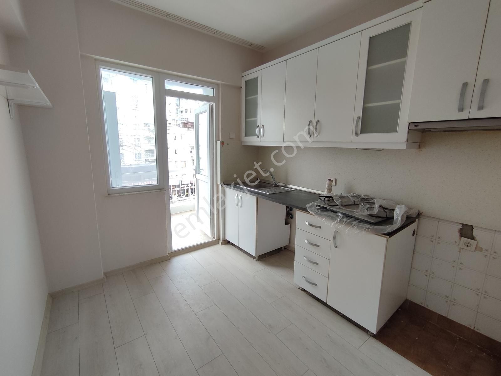 Kışla Mh'de Tam Merkezde Çok Geniş 2+1 Kiralık Daire - Görsel 8