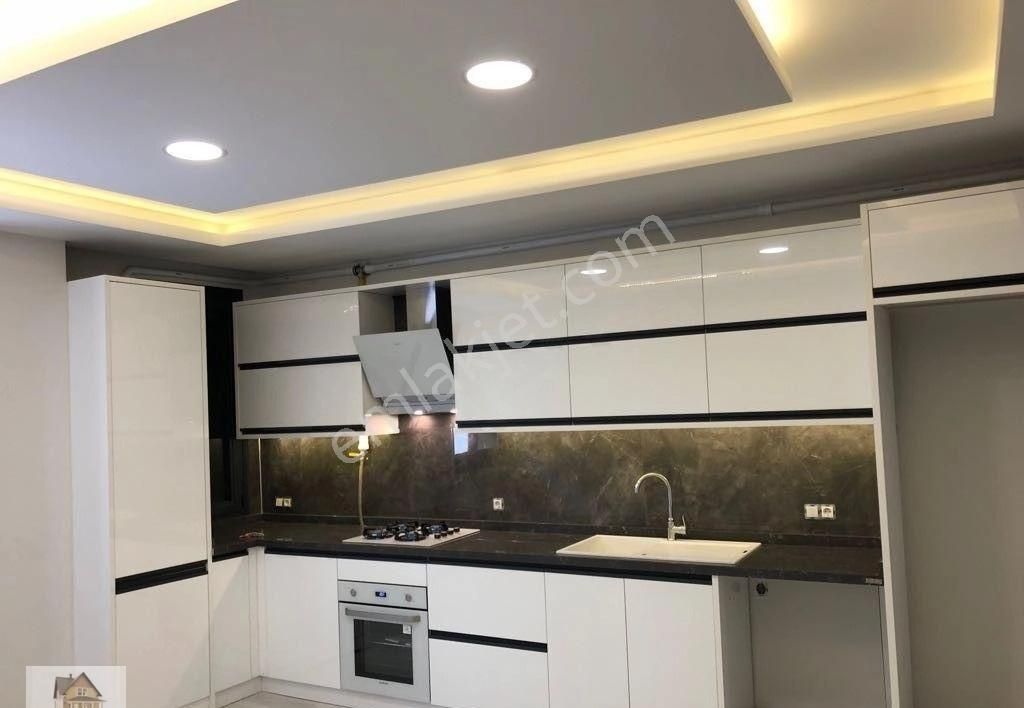 Üçyol Metroya 2 Dk Yürmü Mesafesinde Yakını Yeni Bina 2+1 80 M2 Otoparklı Daire