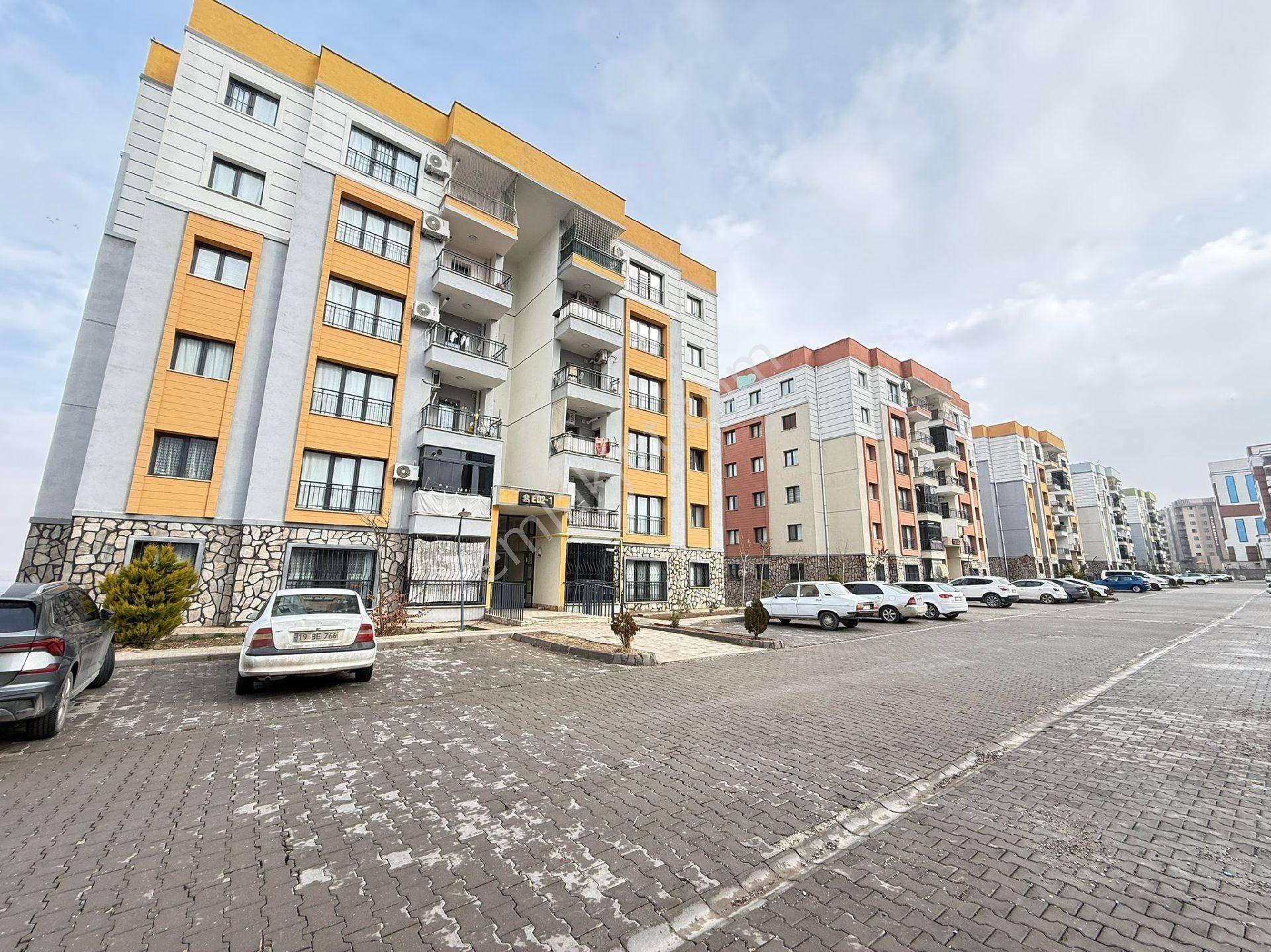 Cadde Seyran Emlaktan Satılık 3+1