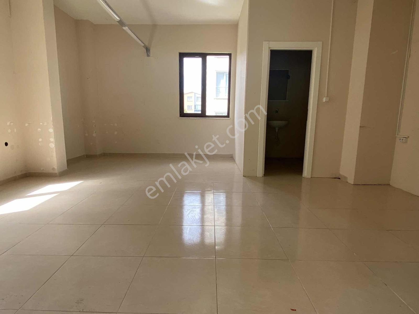 Çalı Gümüşlük'de Cadde Üzeri Önü Açık Kiralık 70 M2 Dükkan... - Görsel 3