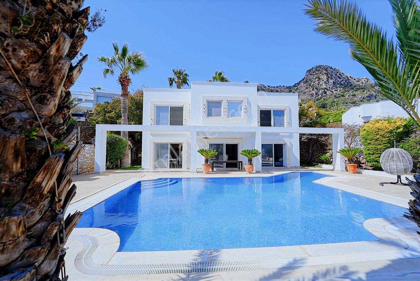 Türkbükü'nde Satılık Deniz Manzaralı Özel Havuzlu Villa