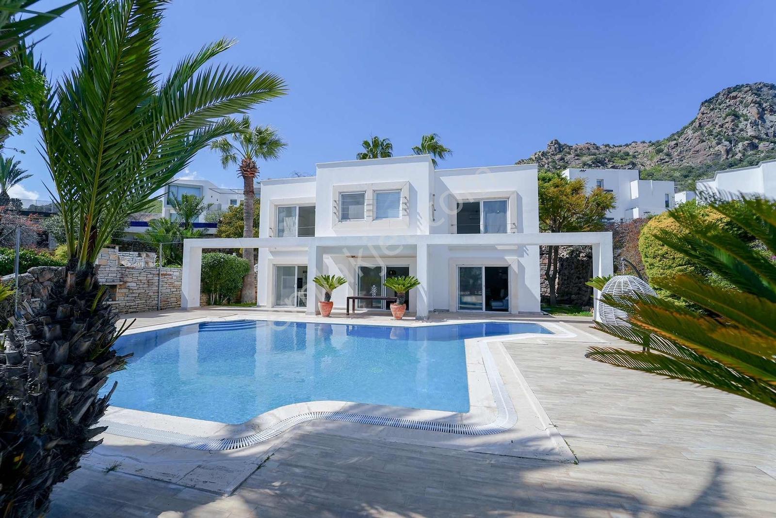 Türkbükü'nde Satılık Deniz Manzaralı Özel Havuzlu Villa - Görsel 2