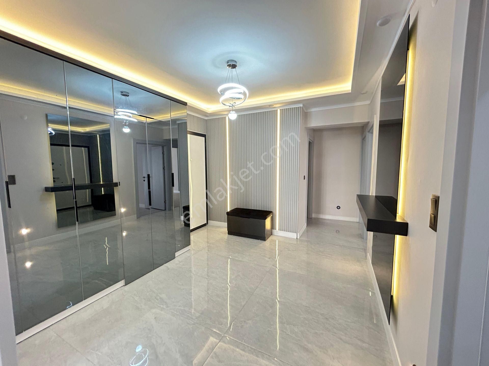 Taner'den İlker 1.inci Cadde'de Katta Ön Cephe Çift Banyolu Hamamlı Süper Lüks Daire - Görsel 3