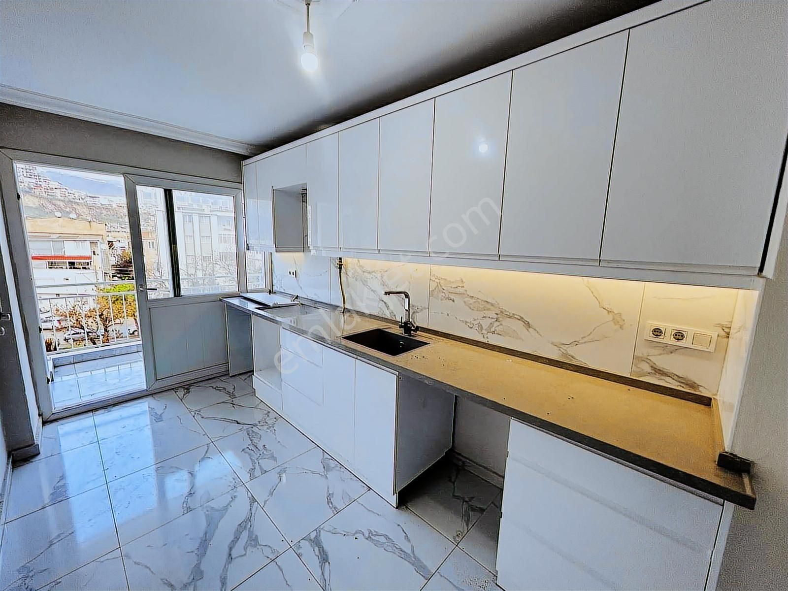 Bayraklı Tepekulede Site İçi Asansörlü 3+1 Tadilatlı Kiralık