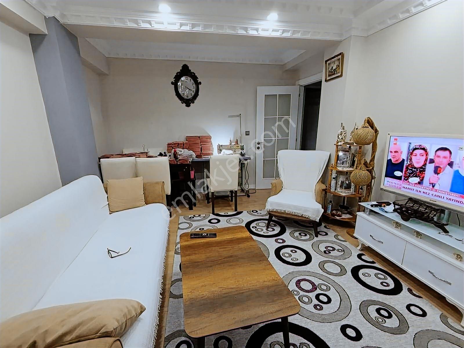 Esra Emlak'tan Sultanmuratta 14 Yıllık Binada Satılık 2+1 1.kat