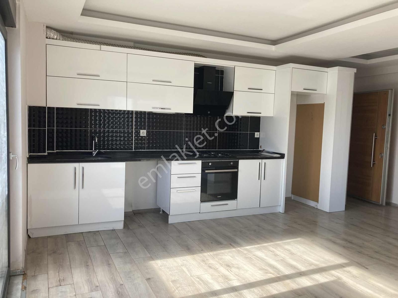 Fabrikalar Mahellesinde Kiralık 1+1 Geniş Ara Kat Yeni Daire