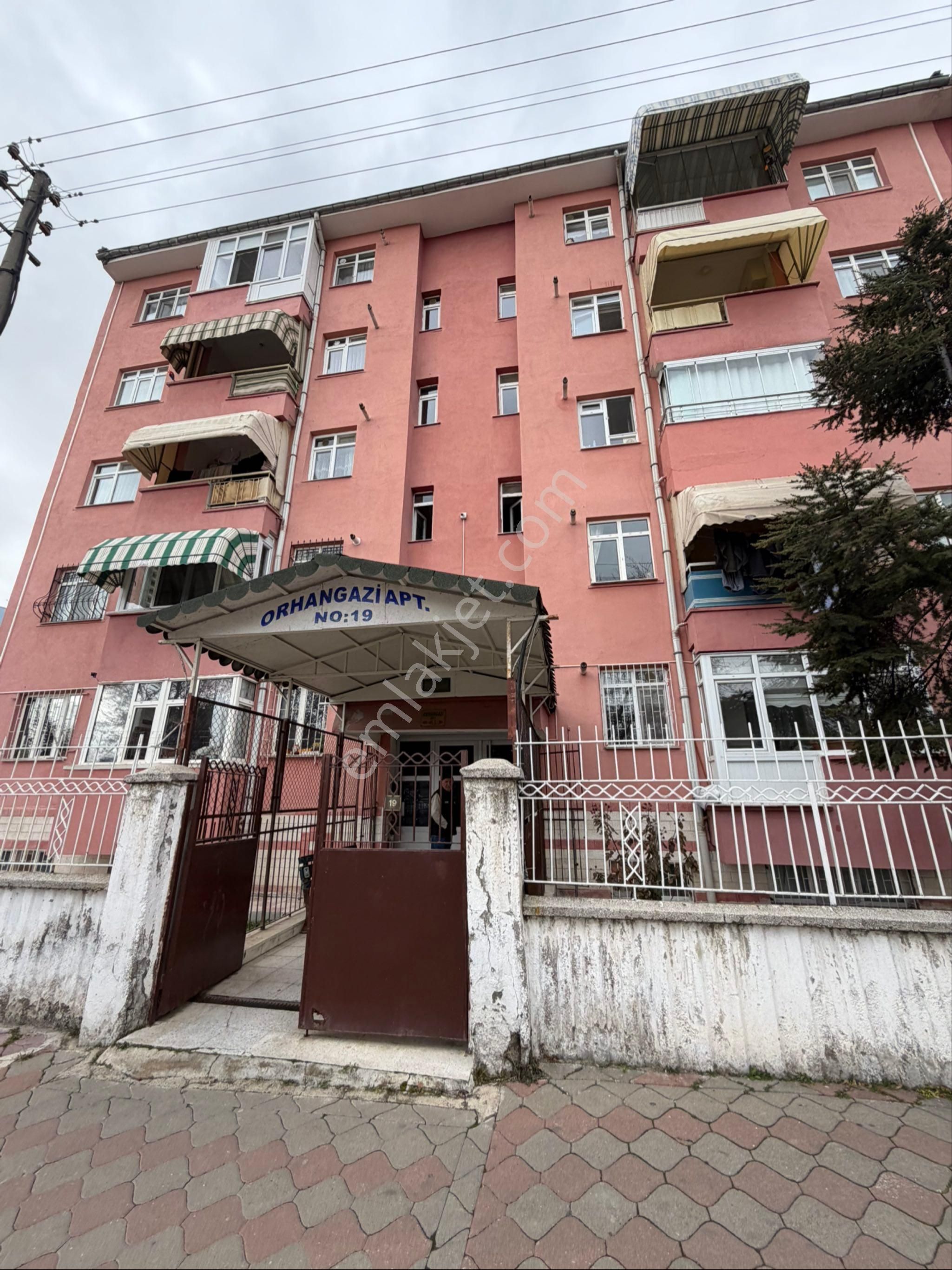 A L C Den Metro Yakını Ara Kat Salon Bağımsız 3+1 Satılık Daire