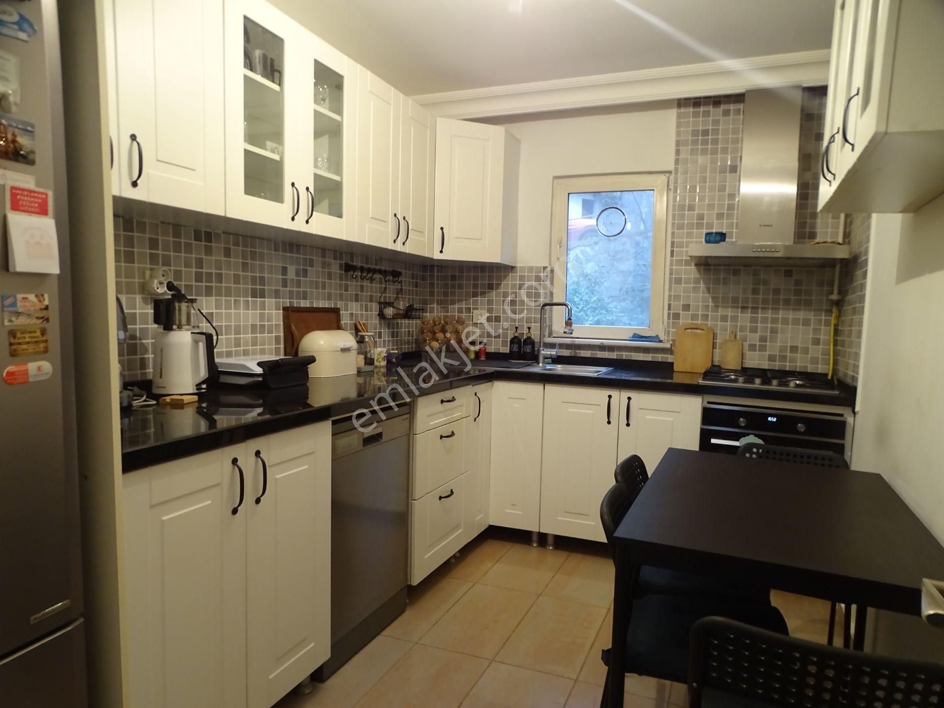 İstinye Parka Yakın Güvenlikli Otoparklı Sitede 3+1 Kombili Daire