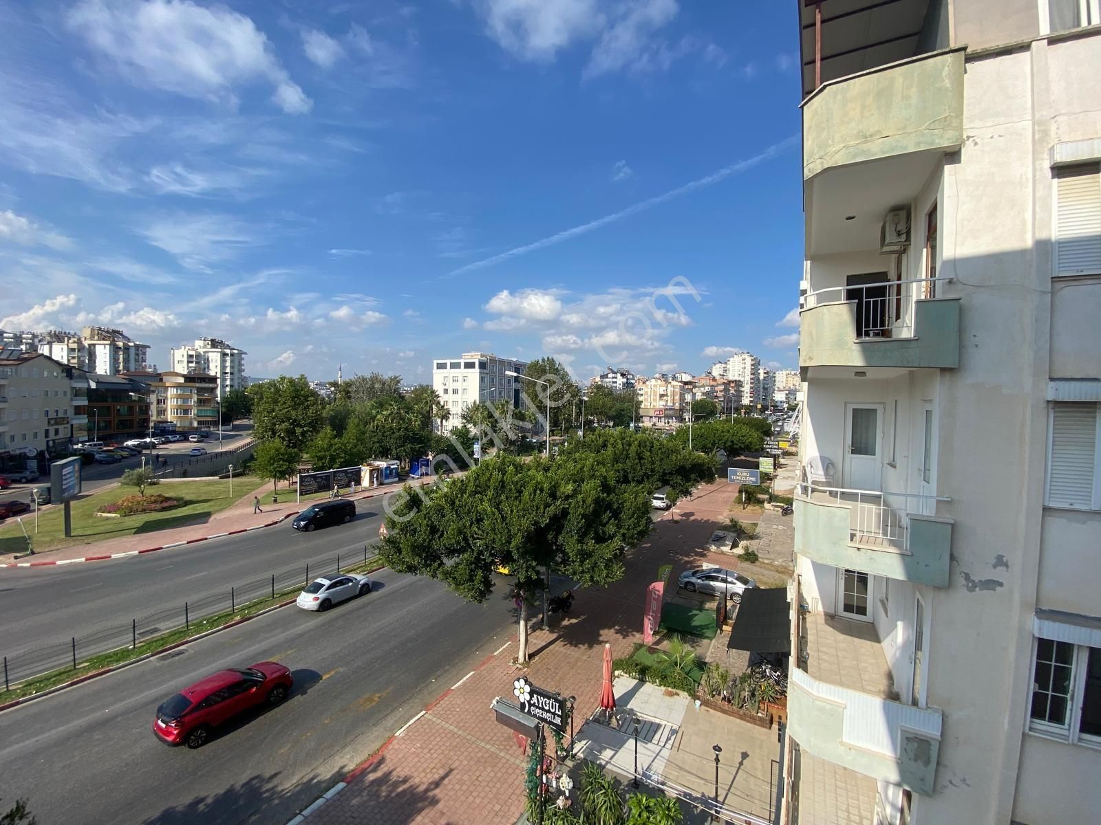 Konyaaltı Atatürk Caddesine Cephe Tabela Değeri Olan Geniş 3+1