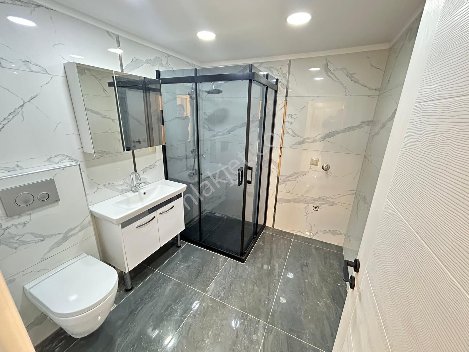 Taner'den Dikmen Sokullu'da 3+1+kiler Süper Lüks Giriş Kat