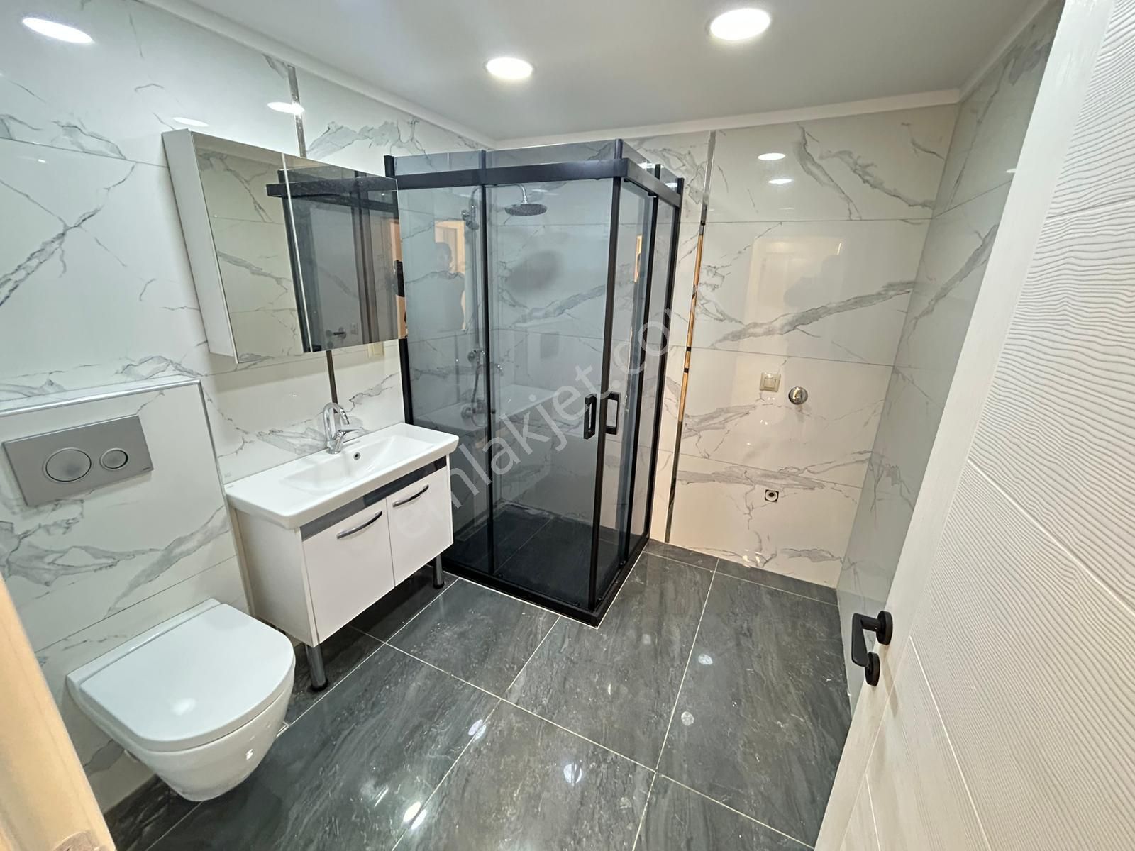 Taner'den Dikmen Sokullu'da 3+1+kiler Süper Lüks Giriş Kat - Görsel 20