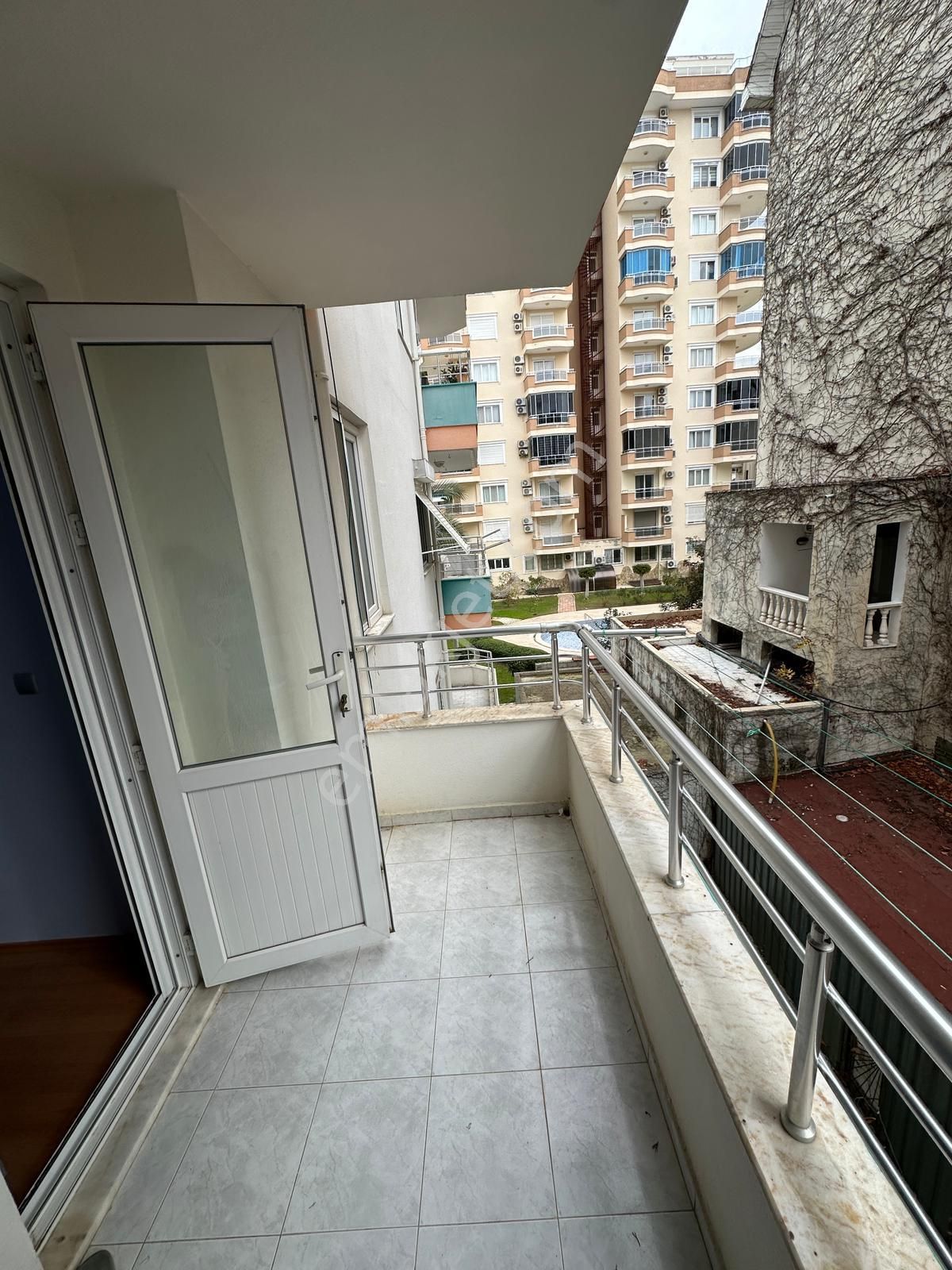 Alanya Mahmutlarda Satılık 2+1 Fırsat Denize Sıfır 2.ci Bina Satılık Daire - Görsel 11