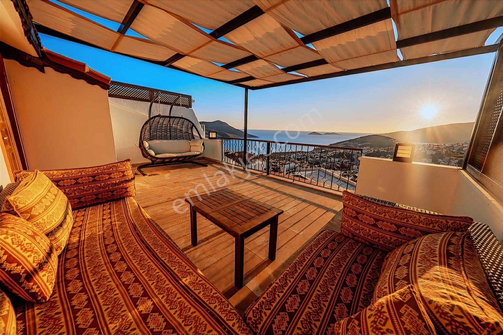 Kalkan'da Özel Havuzlu İmarlı (4+1) Belgeli Tripleks Villa