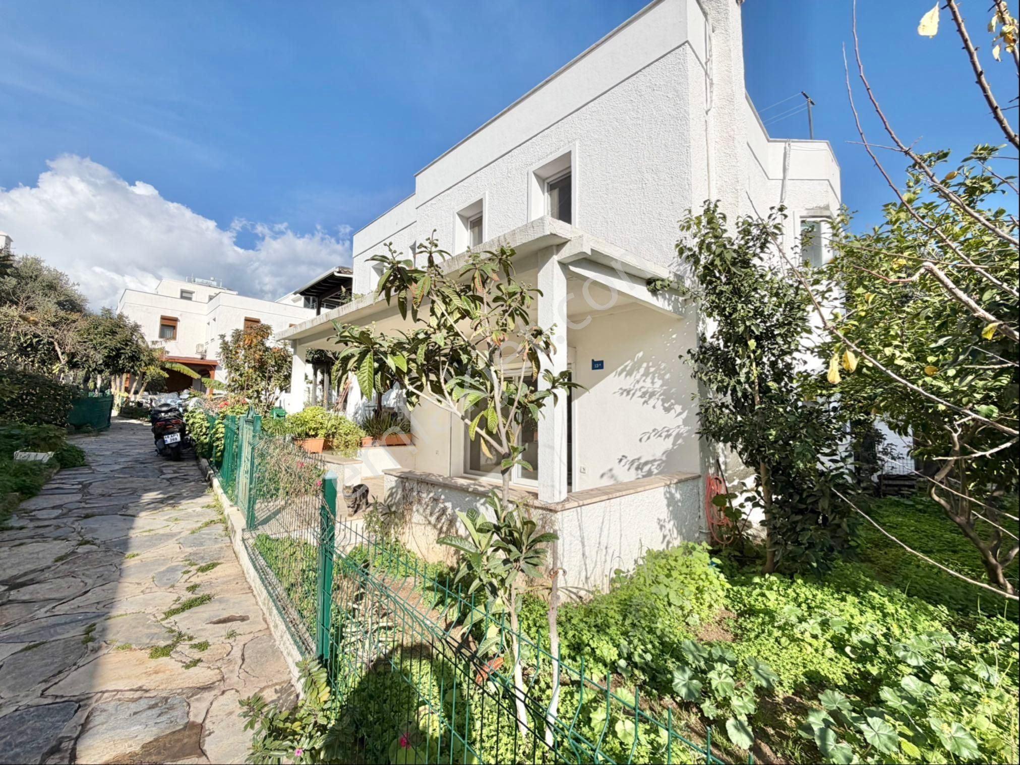 Bodrum Merkez’de Denize 300mt 3+1 Trıbleks Villa