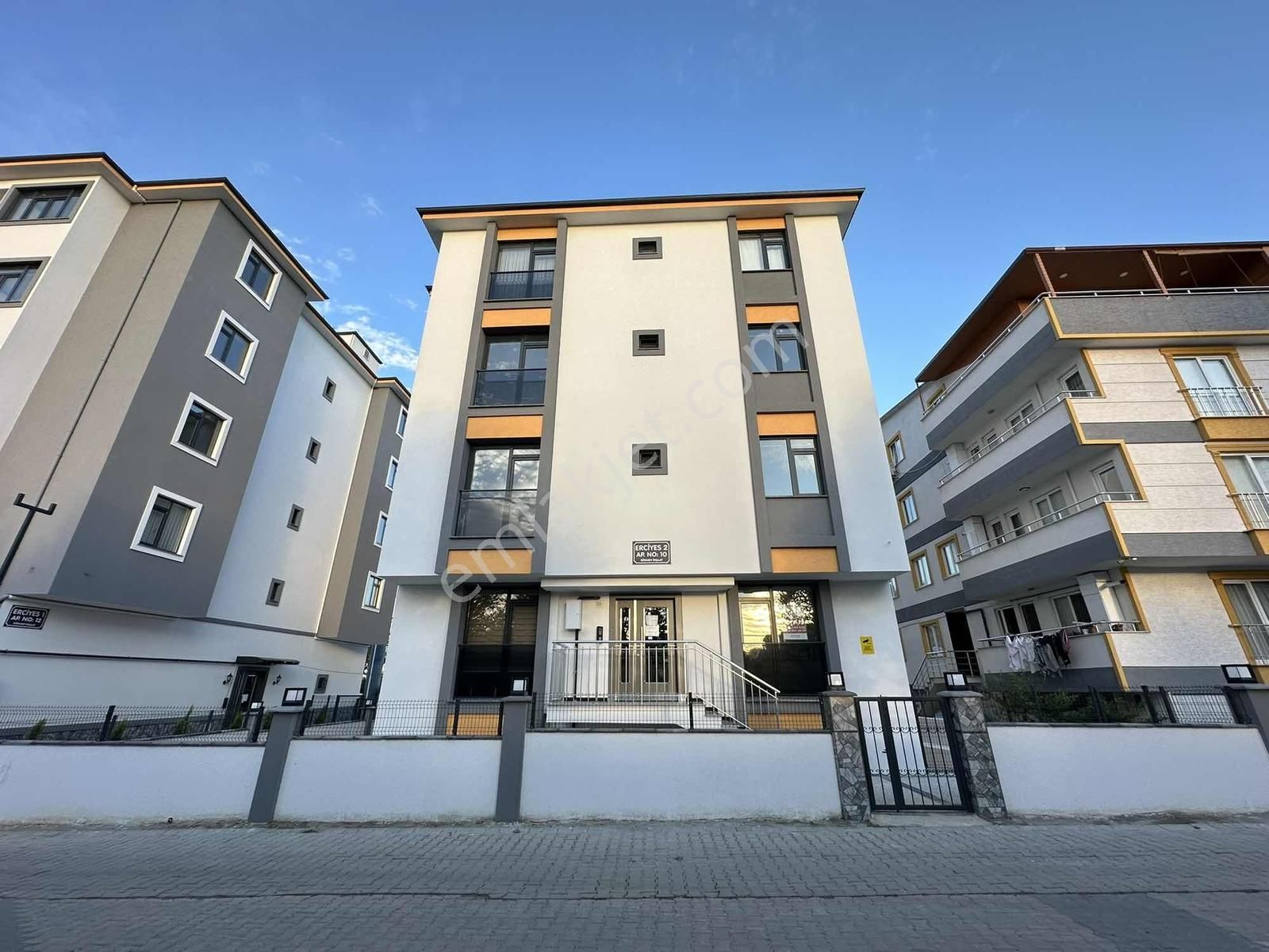 Atatürk Cad 2 Aile Nin Kullanabileceği Çift Girişli 5+2 210m2 - Görsel 5