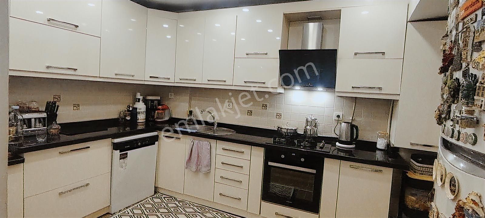 Engın Erdem Den Satılık 3+1 Metrobüs Durağına 30 Mt