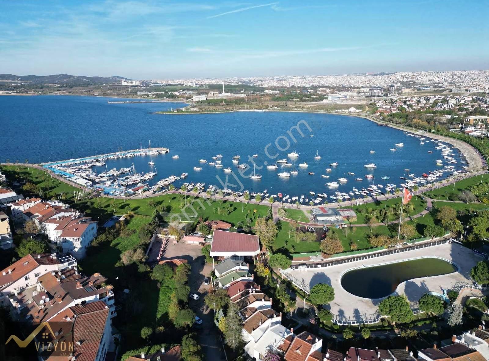 Vizyon Emlak'tan Cami Mh Beton Yola Cepe 6.600 M2 Tarla