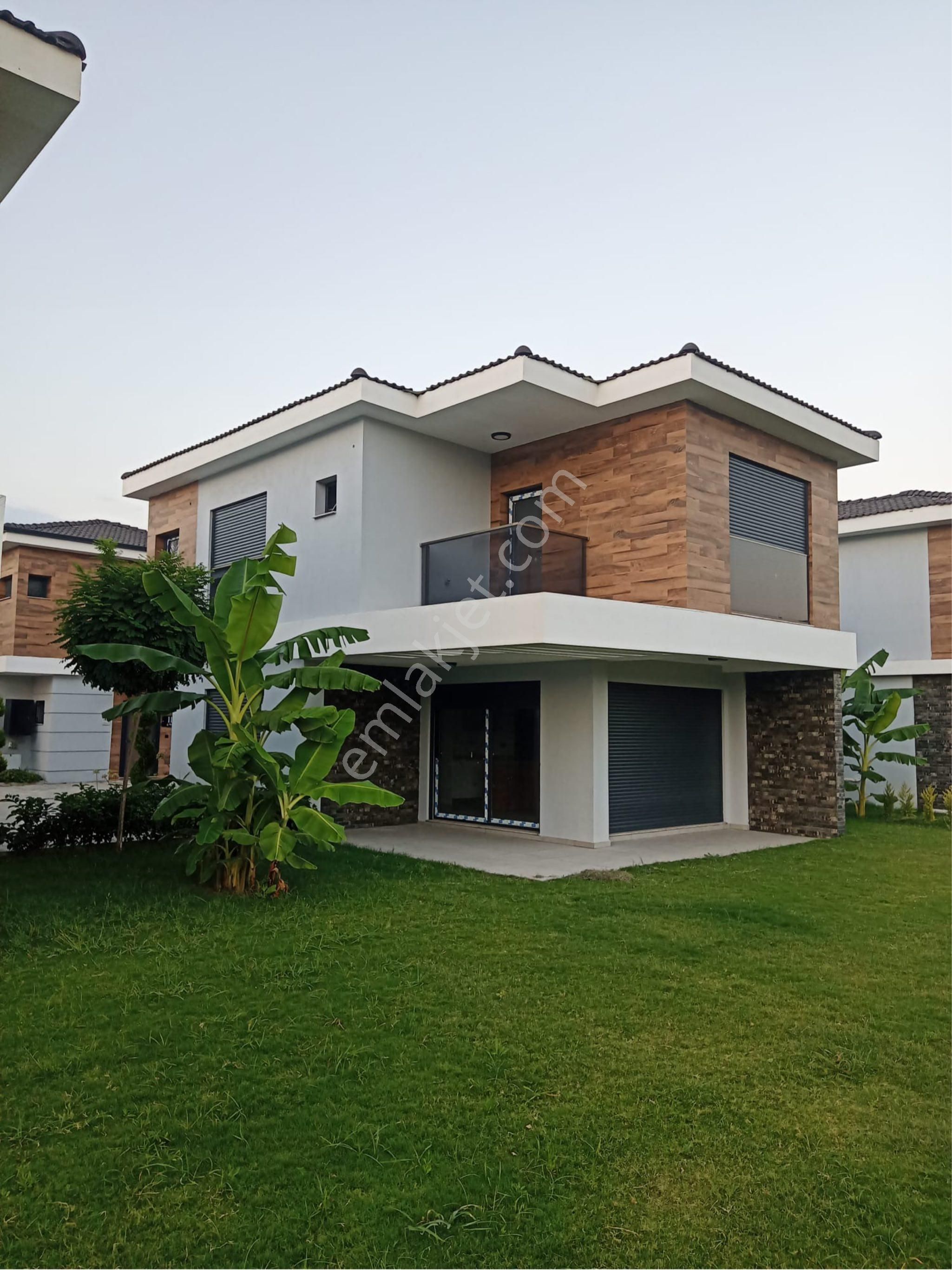 Davutlar'da Denize 650 Metre Mesafede 4+1 Satılık Villa