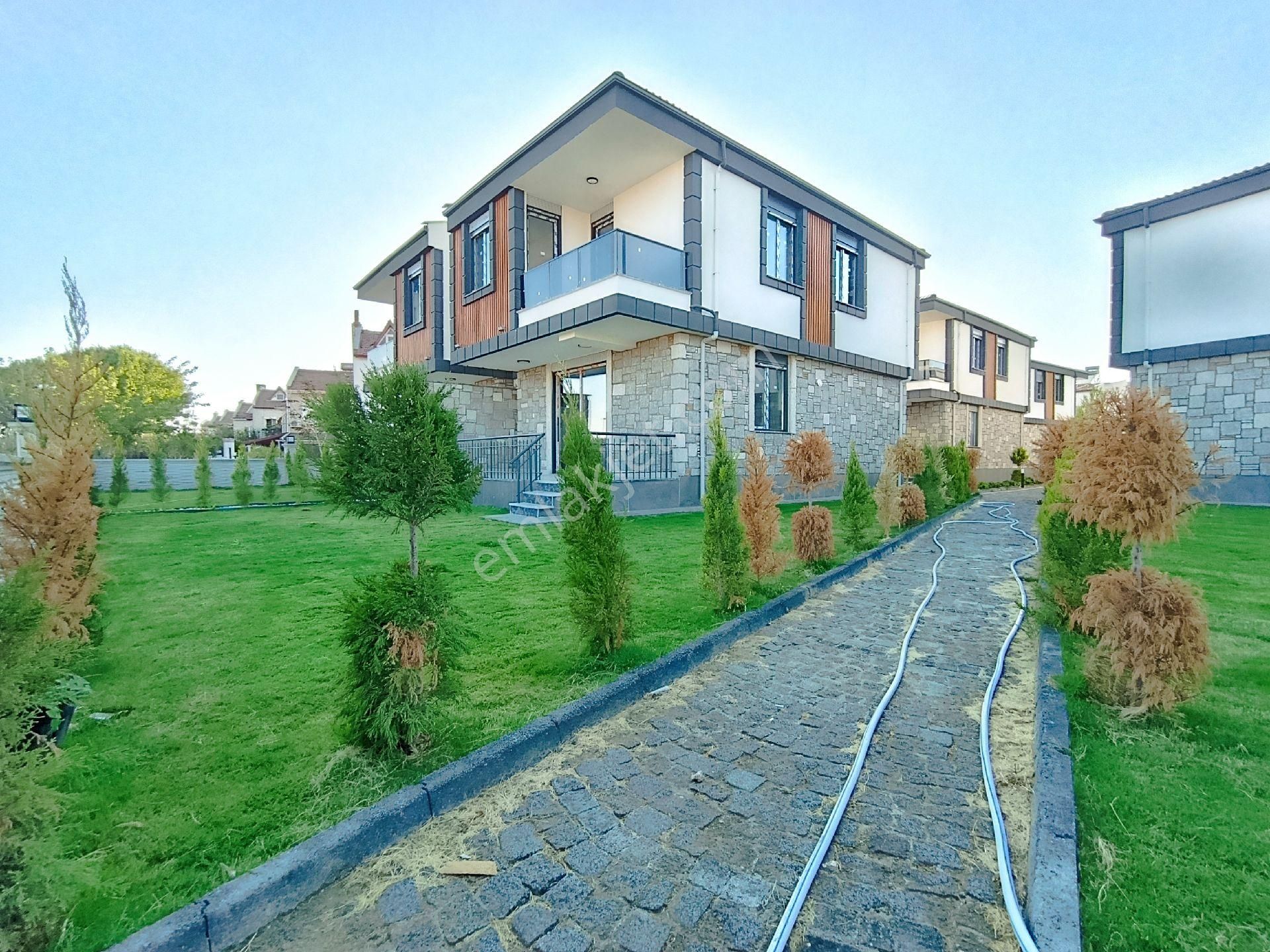 Taş Emlak'tan Plaja Yakın Site İçinde Oturuma Hazır Yazlıklar