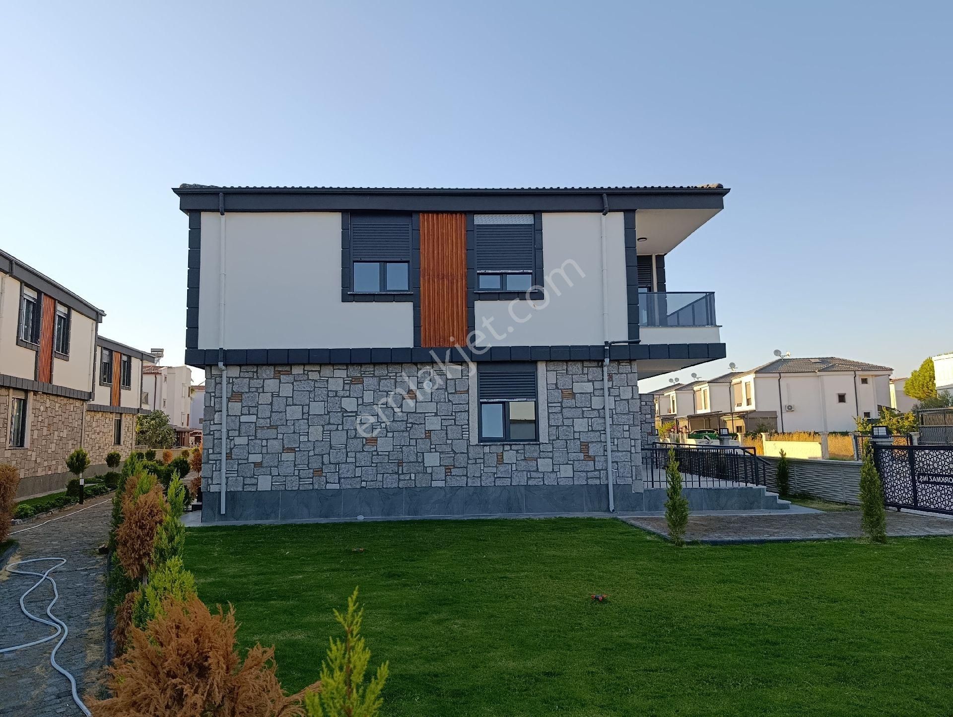 Taş Emlak'tan Plaja Yakın Site İçinde Oturuma Hazır Yazlıklar - Görsel 7