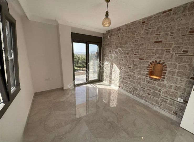 Taş Emlak'tan Cunda'da Kısmi Deniz Manzaralı Sıfır Villa - Görsel 10