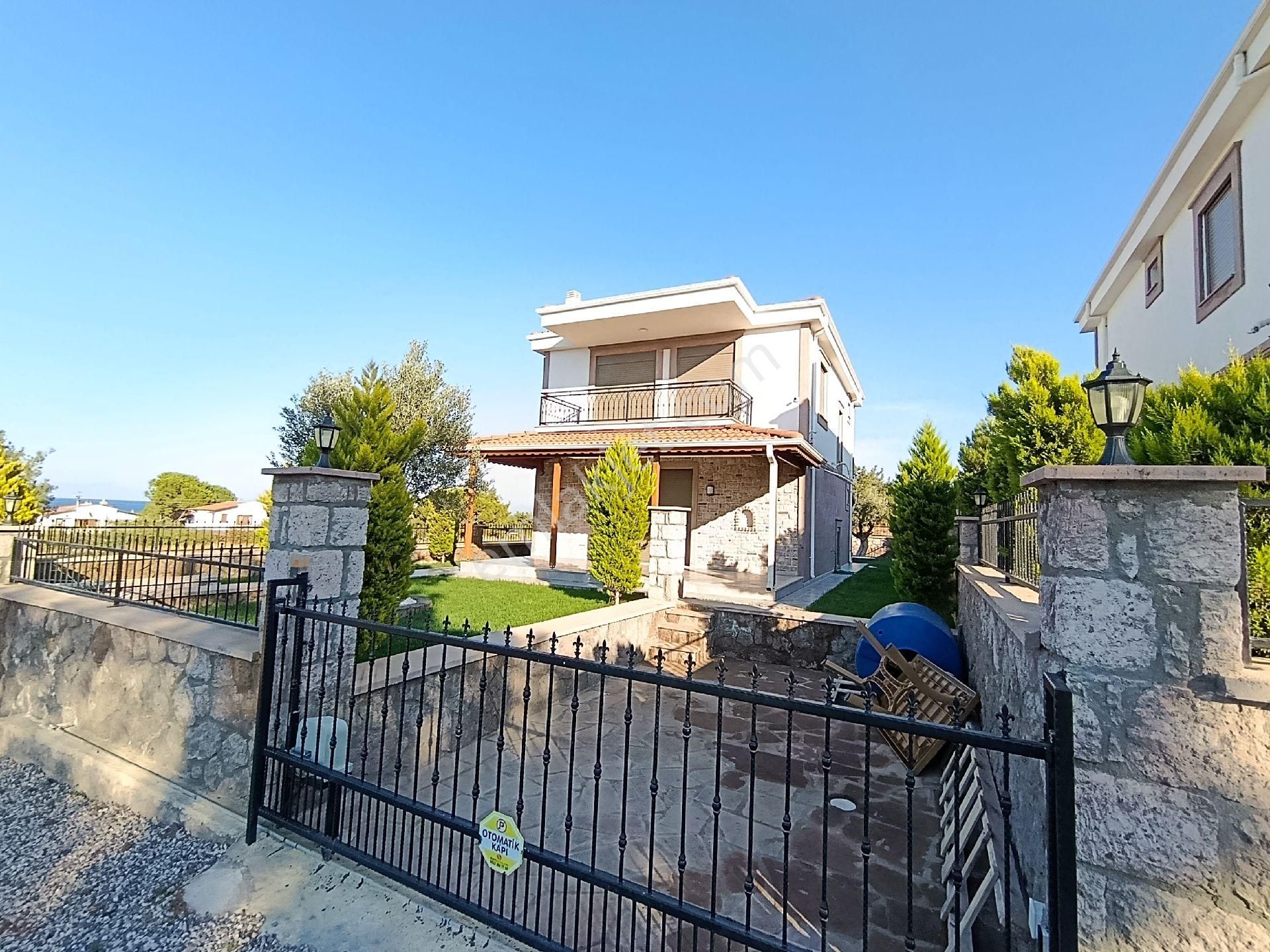 Taş Emlak'tan Cunda'da Kısmi Deniz Manzaralı Sıfır Villa