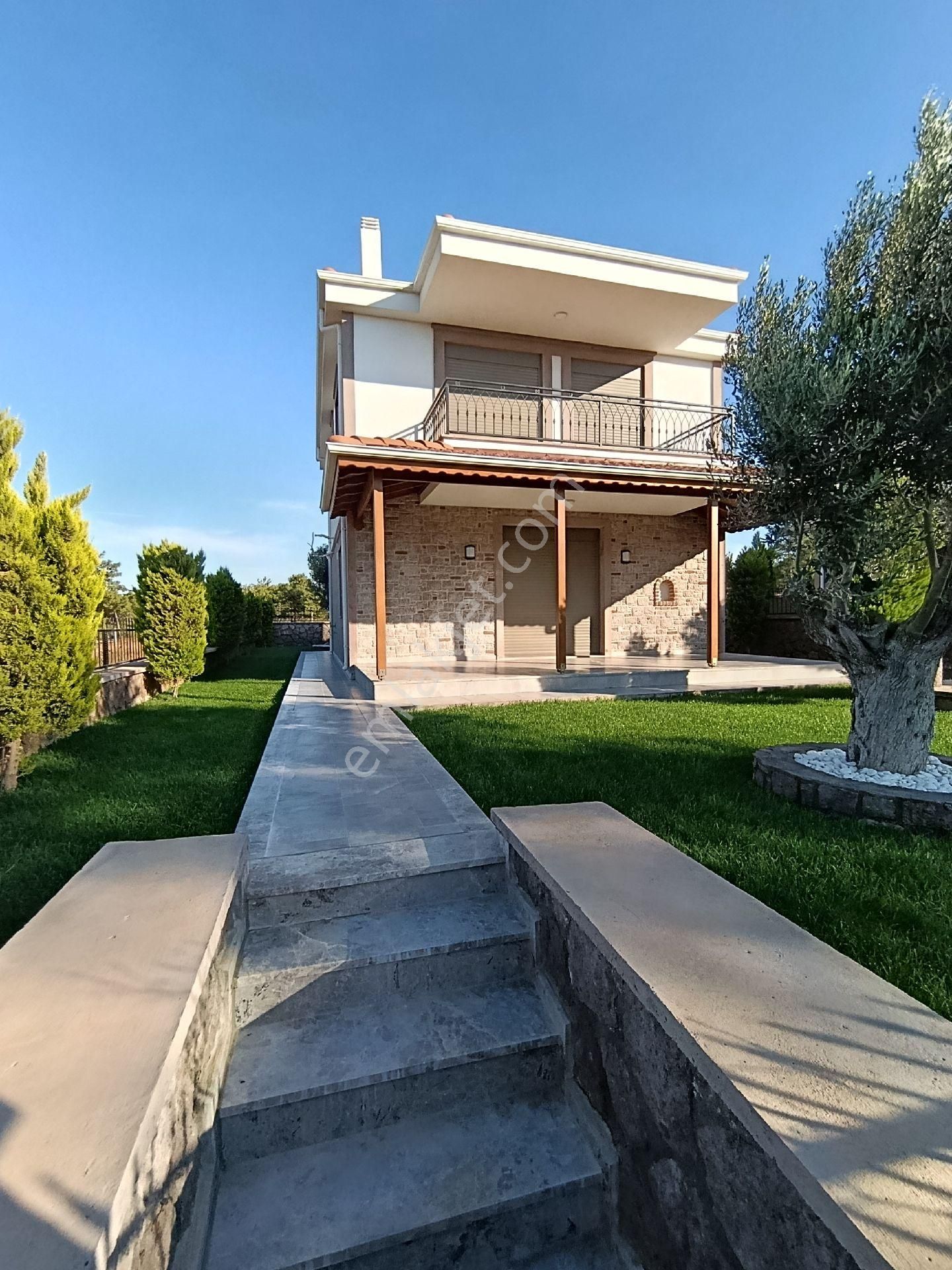 Taş Emlak'tan Cunda'da Kısmi Deniz Manzaralı Sıfır Villa - Görsel 2