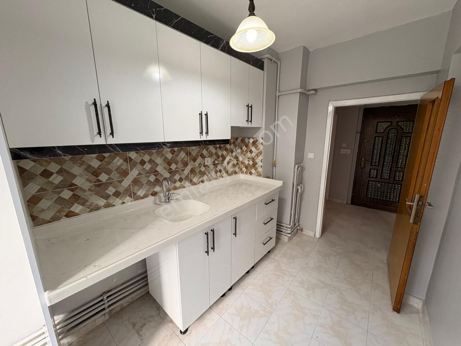 "sincan Merkeze Yürüme Mesafesinde Ara Katta Geniş M2'li Daire"