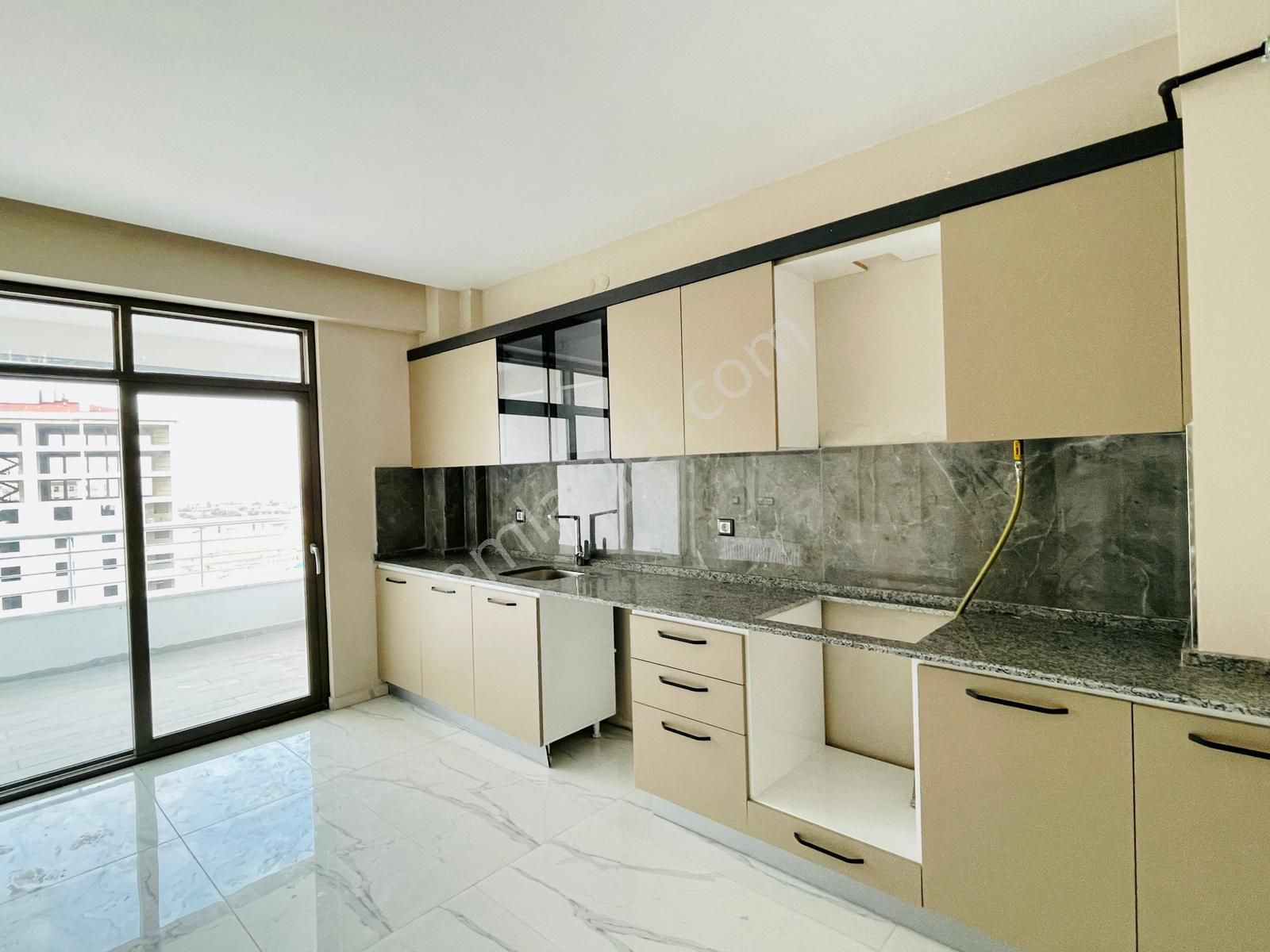 İldem'de 2+1 Sıfır Ayarında Hastane Projesi Yanı Lüks Daire - Görsel 3