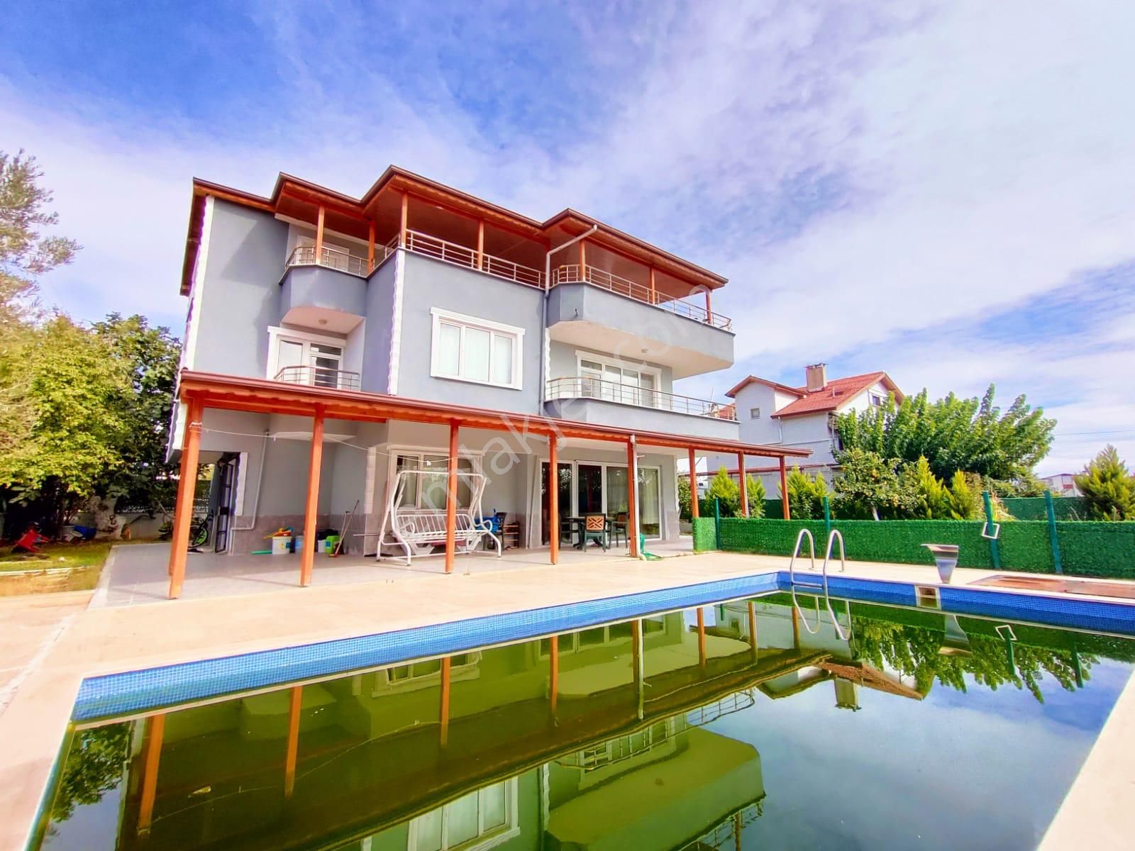 Tekirdağ Yeniçiftlik De Havuzlu 700 M2 Arsalı Muhteşem Mülk