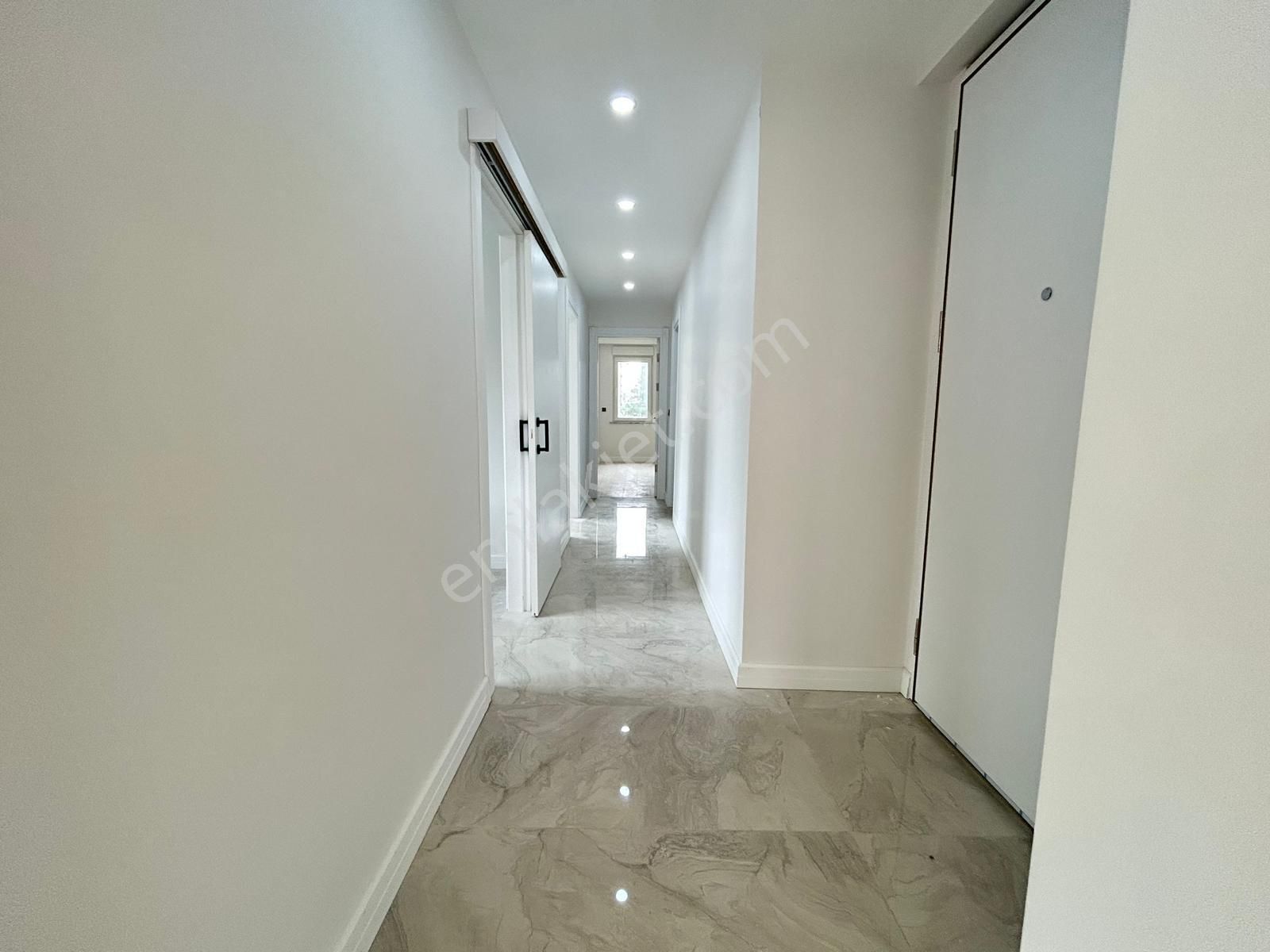 Kozyatağın'da Prestijli Bina Da Sıfır Balkonlu Net 70m2 2+1 - Görsel 14