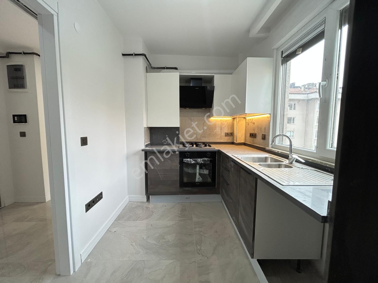 Kozyatağın'da Prestijli Bina Da Sıfır Balkonlu Net 70m2 2+1 - Görsel 9