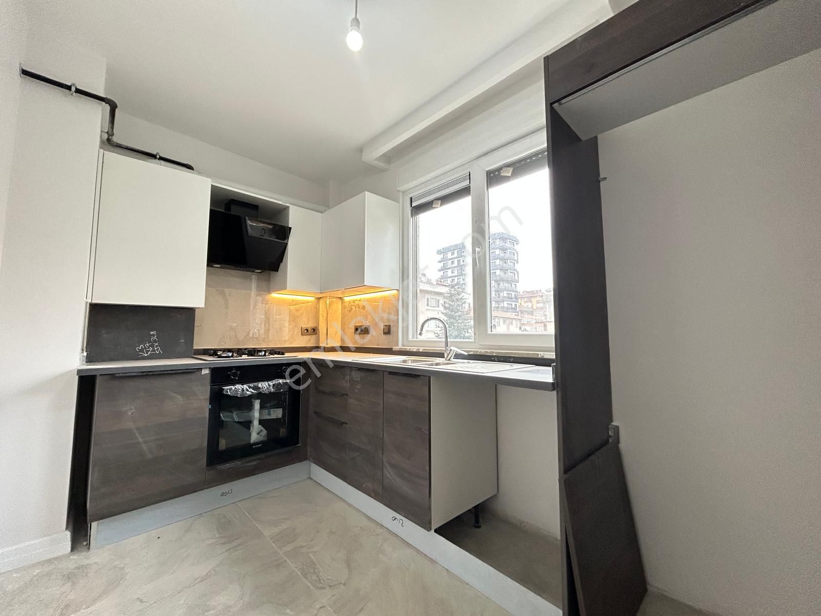 Kozyatağın'da Prestijli Bina Da Sıfır Balkonlu Net 70m2 2+1 - Görsel 8