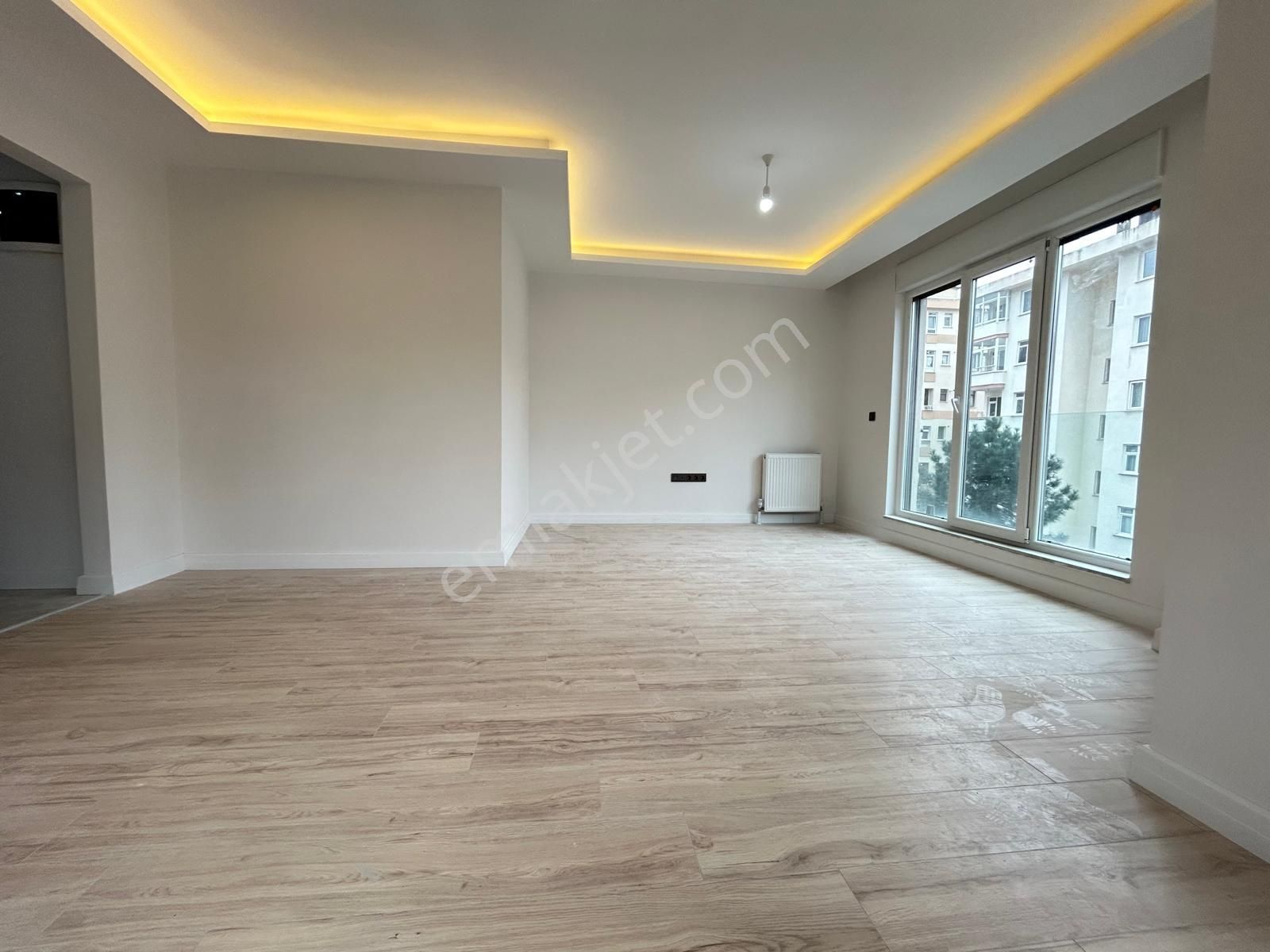 Kozyatağın'da Prestijli Bina Da Sıfır Balkonlu Net 70m2 2+1