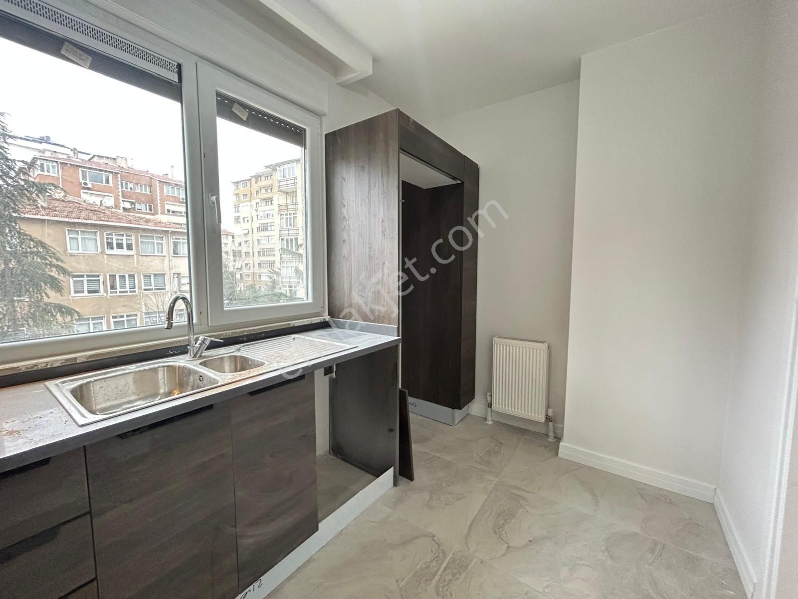 Kozyatağın'da Prestijli Bina Da Sıfır Balkonlu Net 70m2 2+1 - Görsel 10