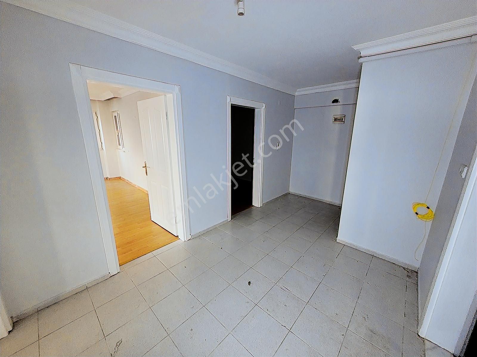 Edremit Merkezde Ara Kat Adliye Karşısı Satılık 2+1 Daire - Görsel 3