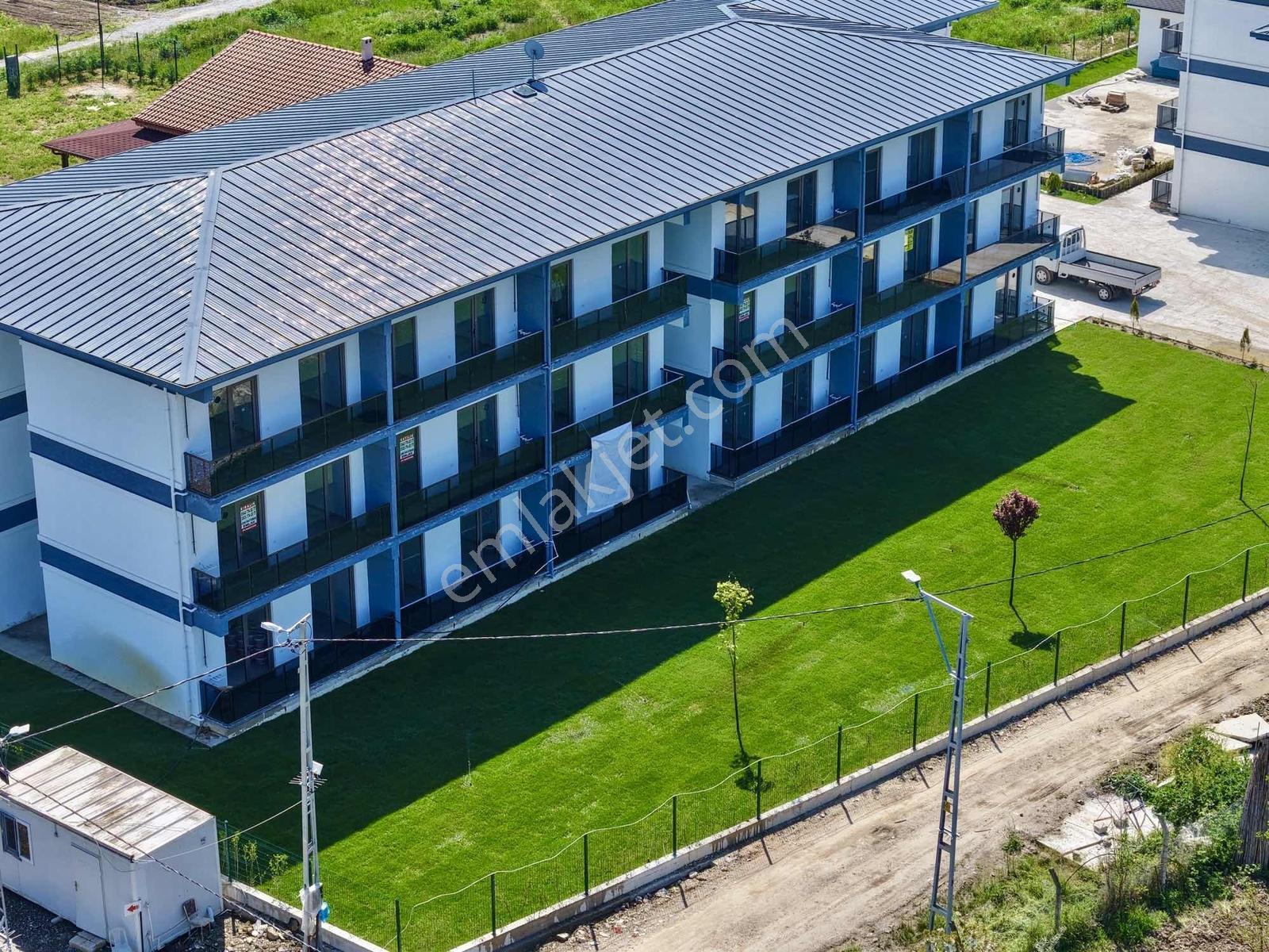 Selçuk Mahallesinde Göle Yürüme Mesafesinde Satılık 1+1 Daire