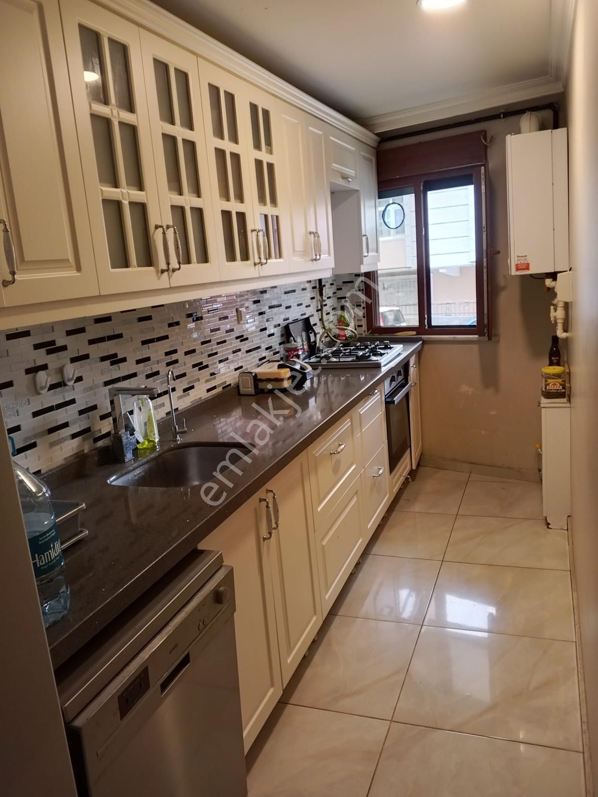 Küçükçekmece Tepeüstü'nde Satılık 2+1 Yüksek Giriş Daire