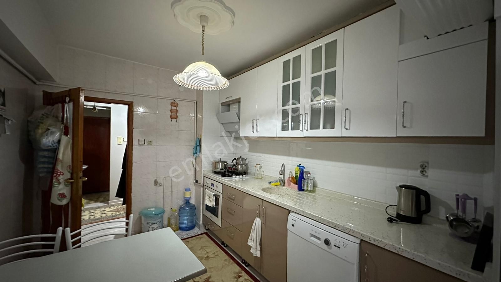 Kalecik Emlak'tan Merkez Mahallesin'de 3.kat 3+1 Klasik Daire