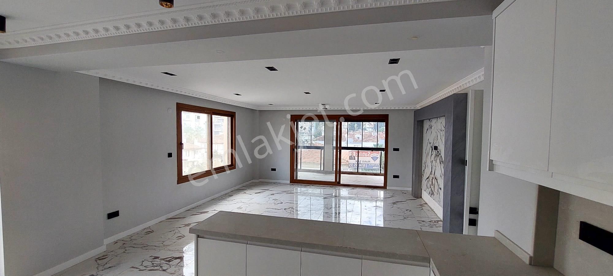 Kuşadası Marinada Asansörlü 165 M2 3+1 Arakat Daire - Görsel 8