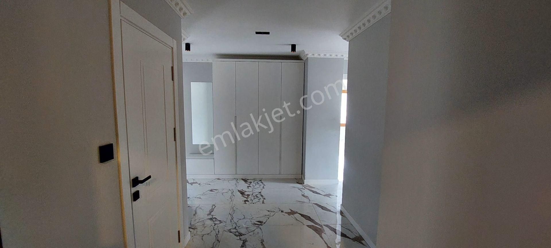 Kuşadası Marinada Asansörlü 165 M2 3+1 Arakat Daire - Görsel 20