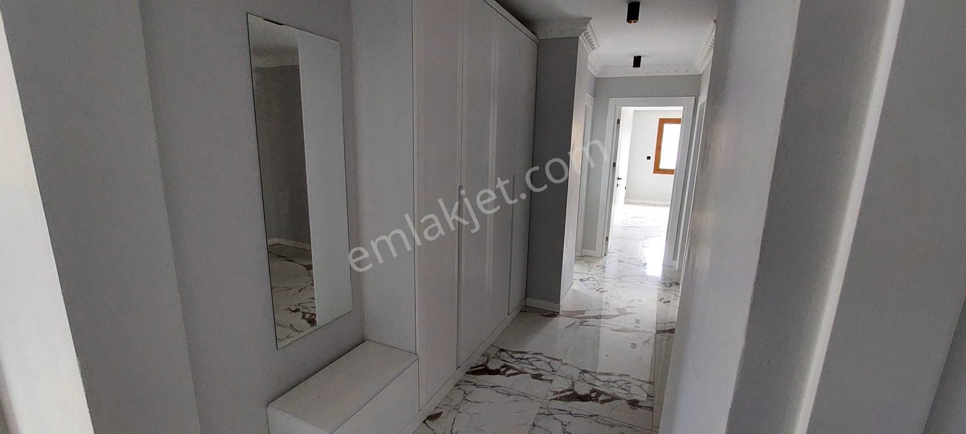 Kuşadası Marinada Asansörlü 165 M2 3+1 Arakat Daire - Görsel 19