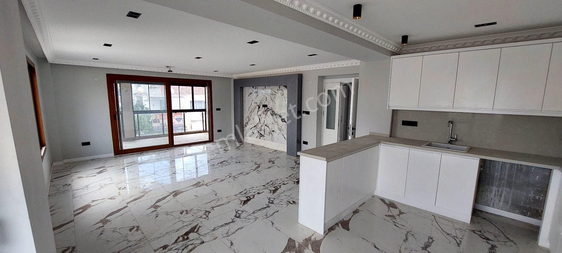 Kuşadası Marinada Asansörlü 165 M2 3+1 Arakat Daire - Görsel 10