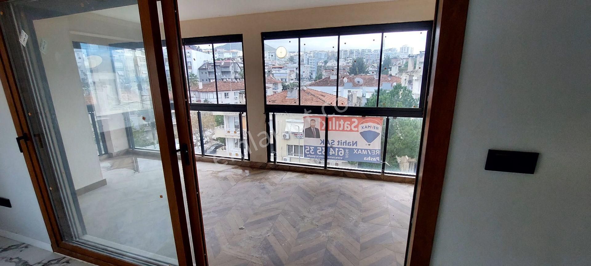 Kuşadası Marinada Asansörlü 165 M2 3+1 Arakat Daire - Görsel 12