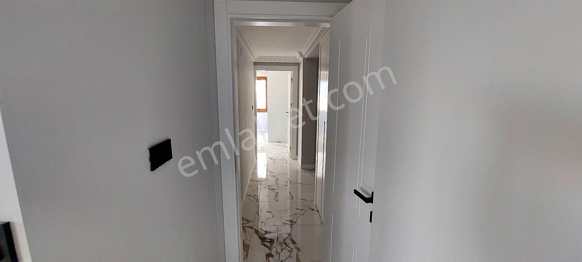 Kuşadası Marinada Asansörlü 165 M2 3+1 Arakat Daire - Görsel 18