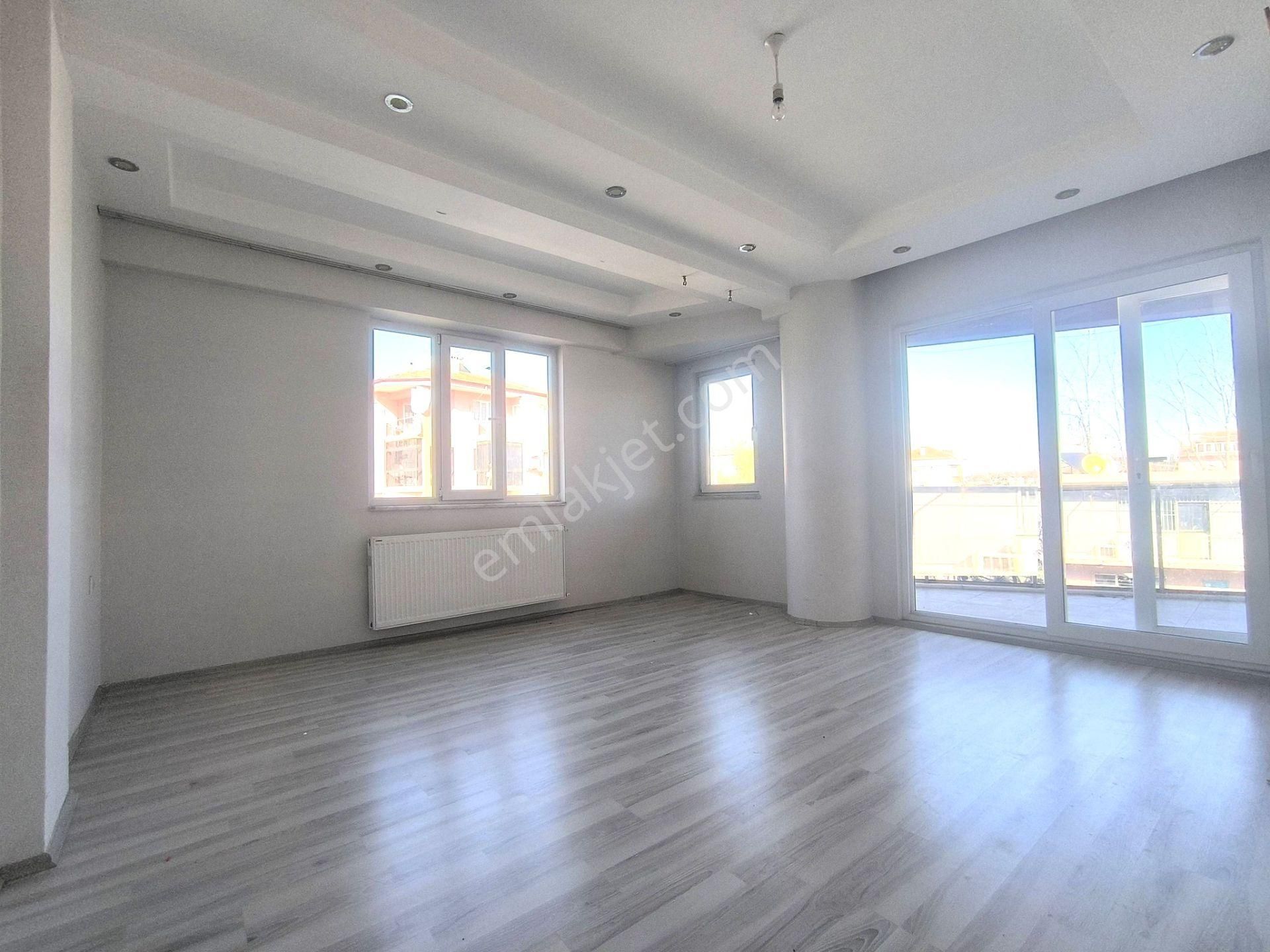 İlbadı Mahallesinde Cadde Üstü Doğalgazlı Ankastre Takımlı 2+1/100 M2 7 Yıllık Daire 2.900.000 Tl