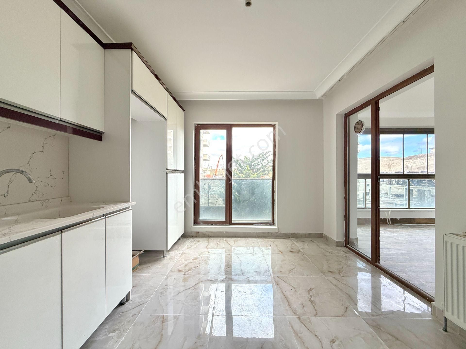 Pursaklar Mehmet Zengin Emlak'tan Otoparklı Çift Banyolu 1.kat 3+1 Sitede Daire - Görsel 3