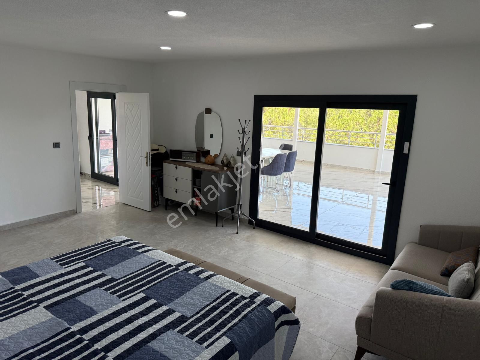 Didim'de Denize 450m | 5+1 Fırsat Müstakil Tripleks Villa - Görsel 18