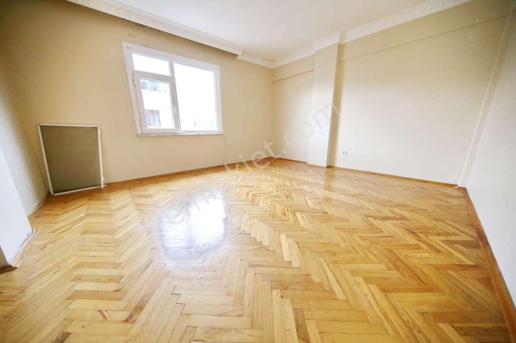 Bostancı Marmaray'a Sahile Çok Yakın Balkonlu Ferah 3+1 - Görsel 6